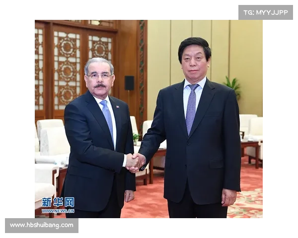 加拉塔萨雷主席澄清:与恰尔汗奥卢的交流纯属偶然,非转会谈判 加拉塔萨雷主席澄清:与恰尔汗奥卢的交流纯属偶然,非转会谈判
